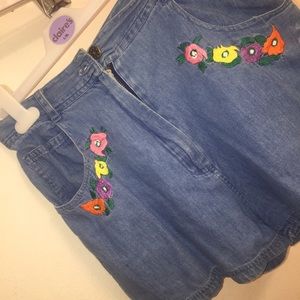 Denim mom jeans w pretty flower details